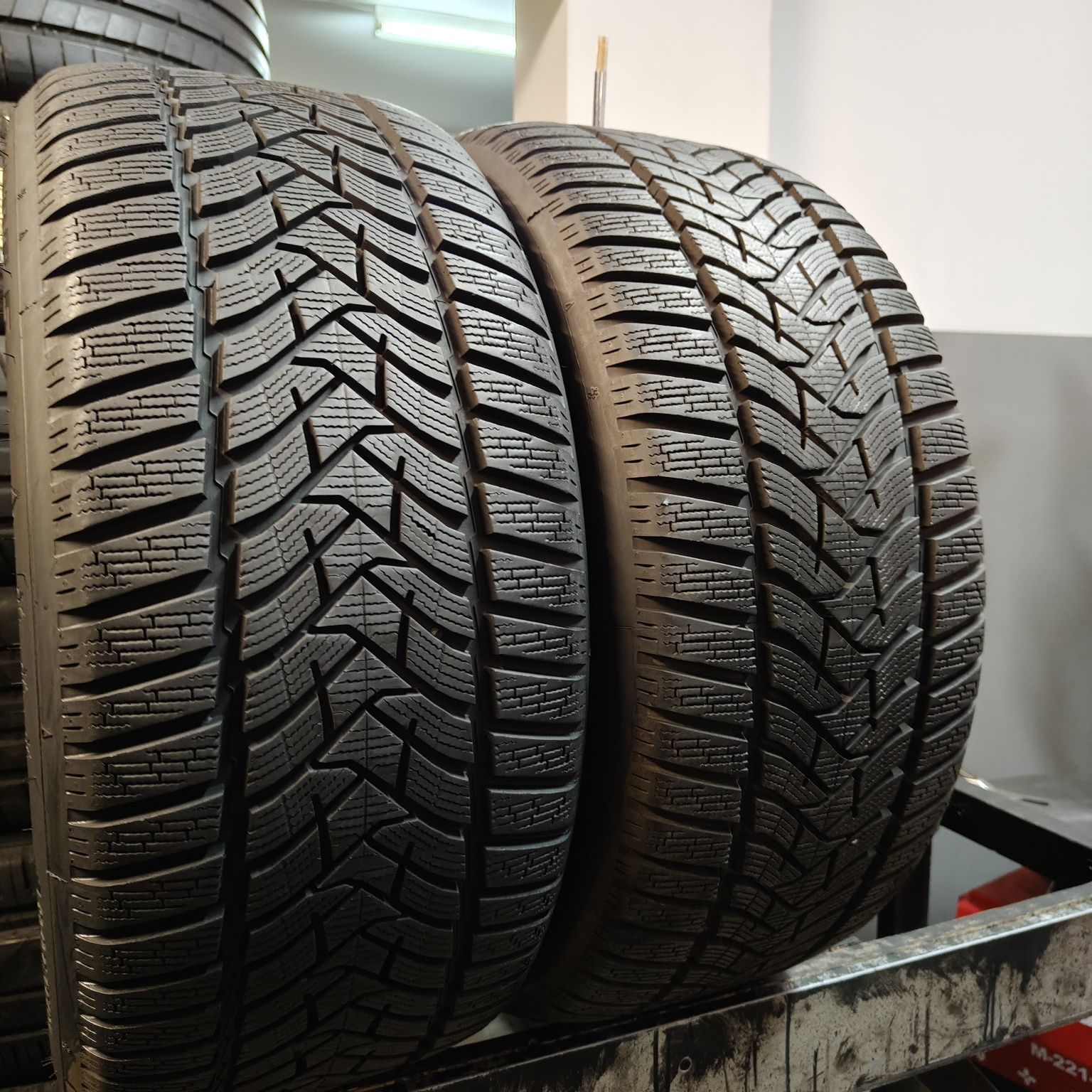 255/45/18 XL Sprzedam parę opon zimowych Dunlop