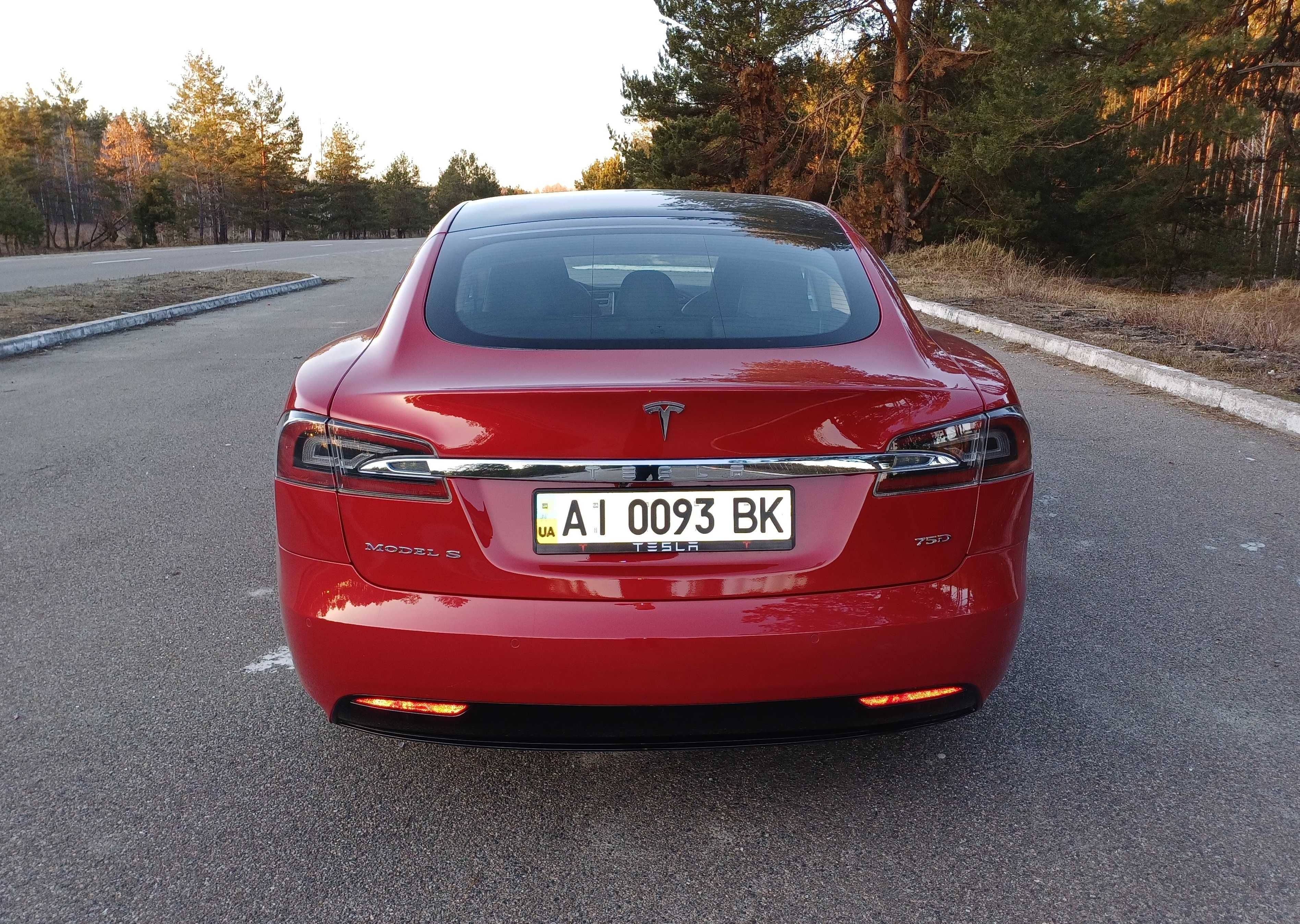 Приваблива Tesla Модель S 75D, рідний пробіг всього 800 км