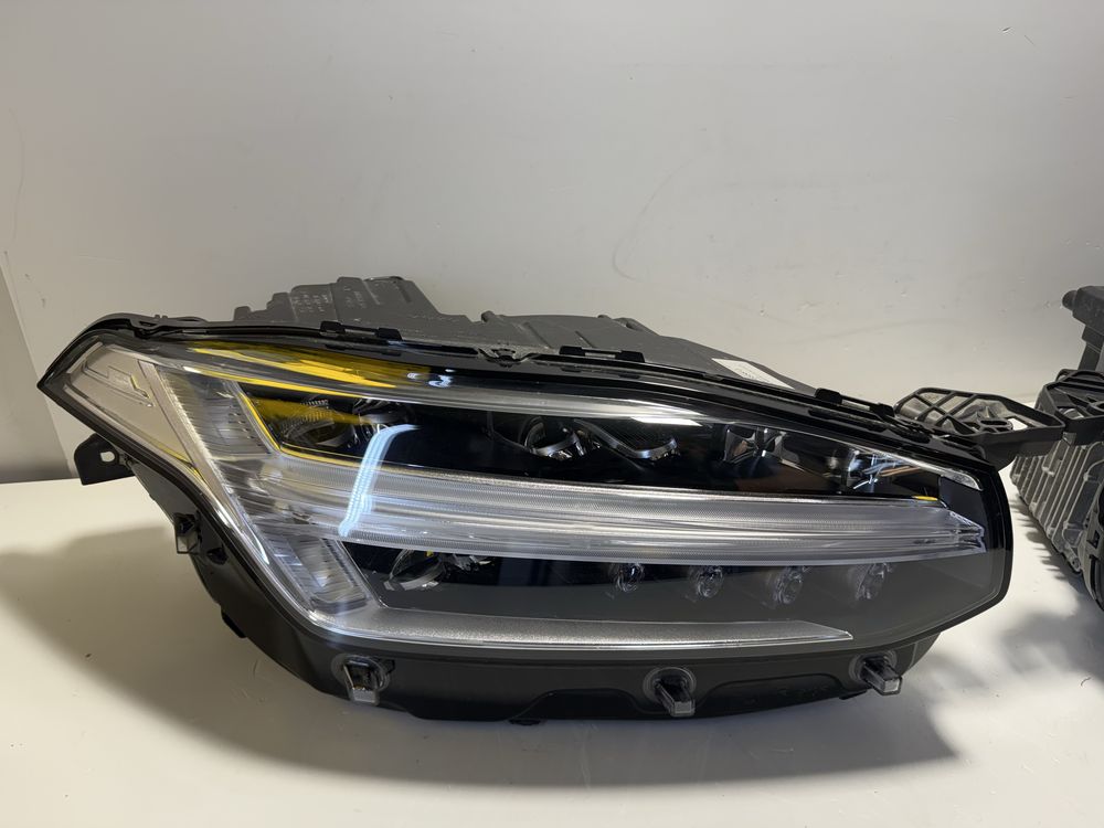 Volvo XC90 lampa lampy przednie Mid led komplet