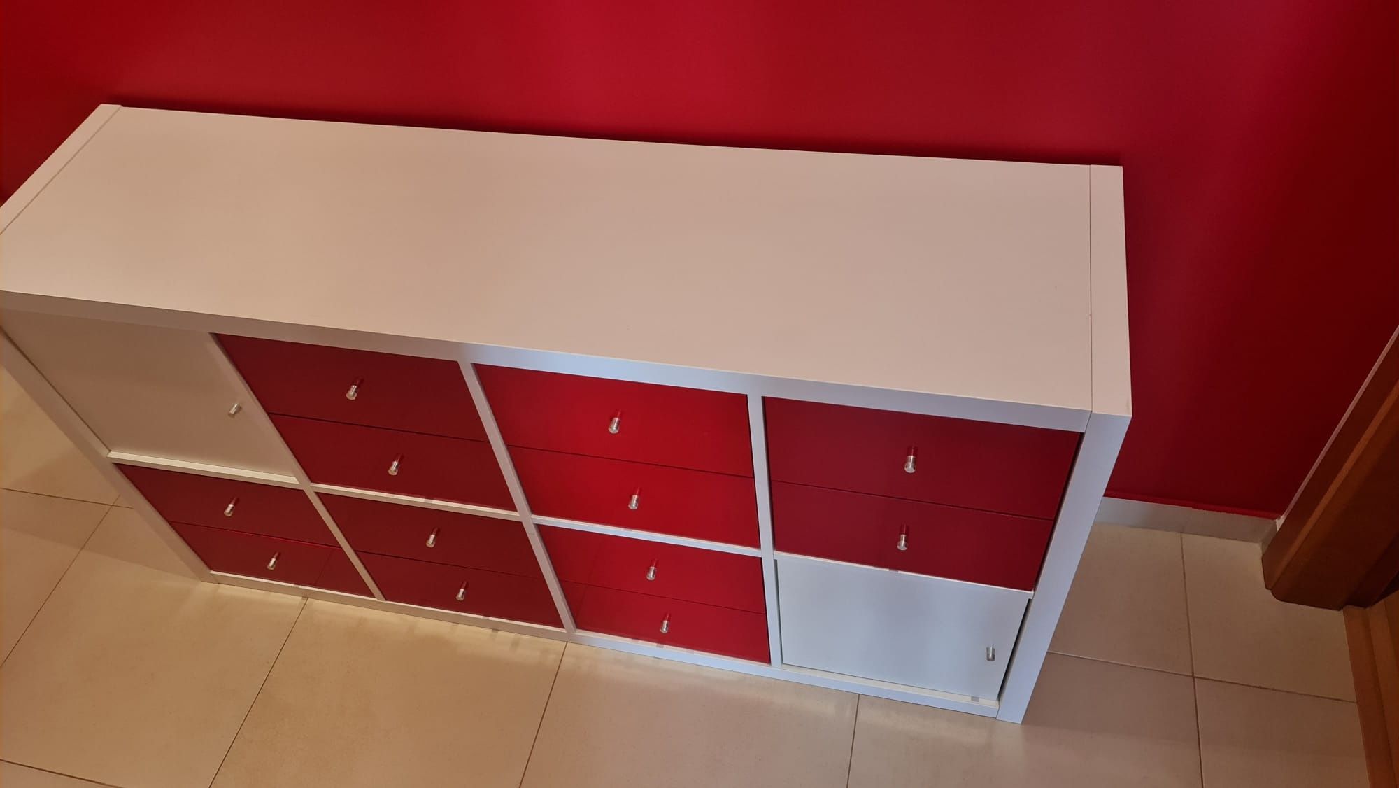 Estante kallax com gavetas e portas