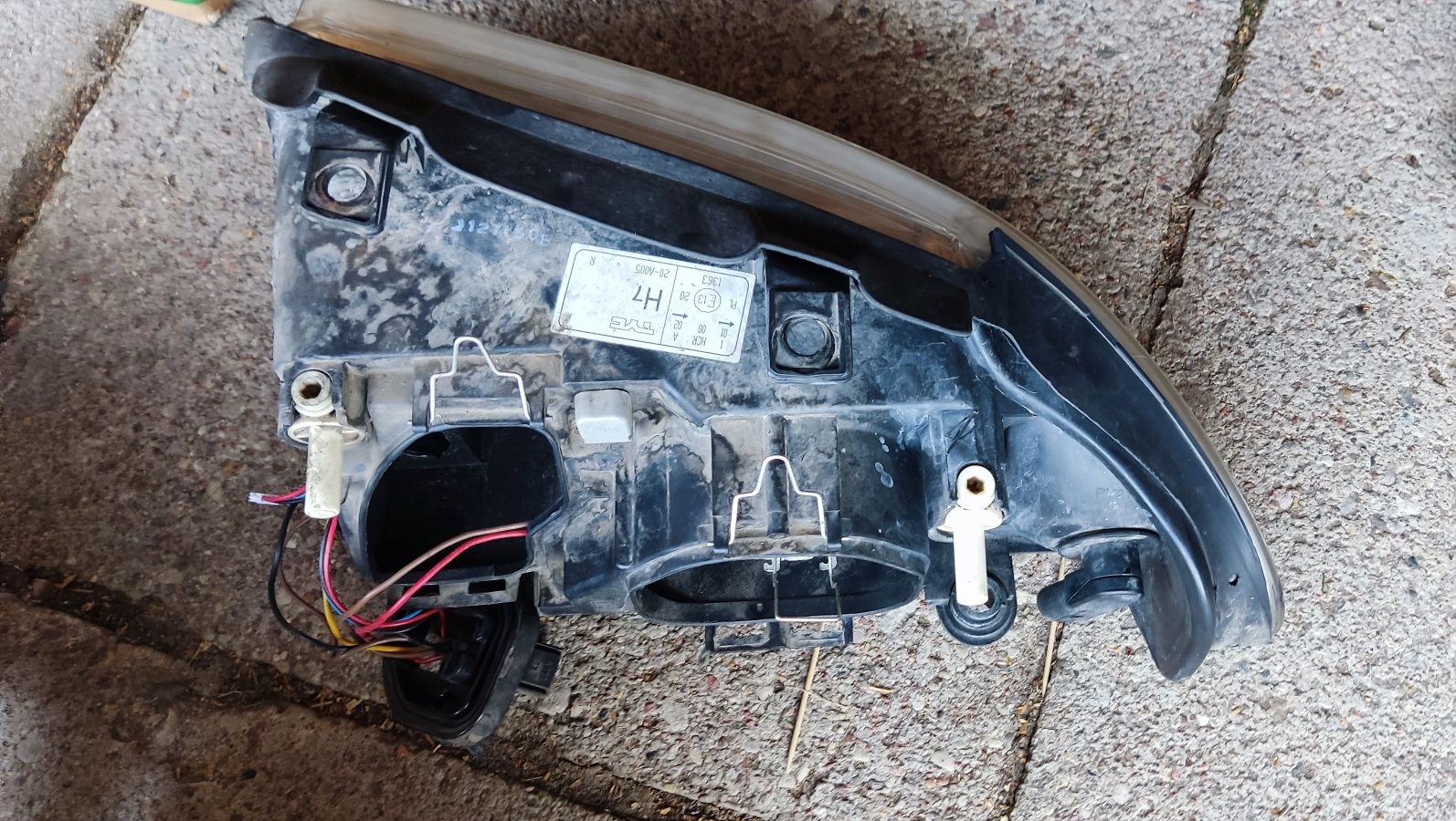 Sprzedam komplet lamp przednich Audi A4 B5 1999– lewa + prawa