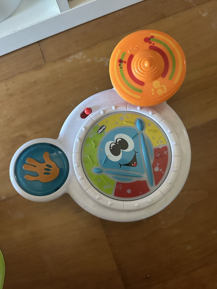 Brinquedos Hape e Chicco