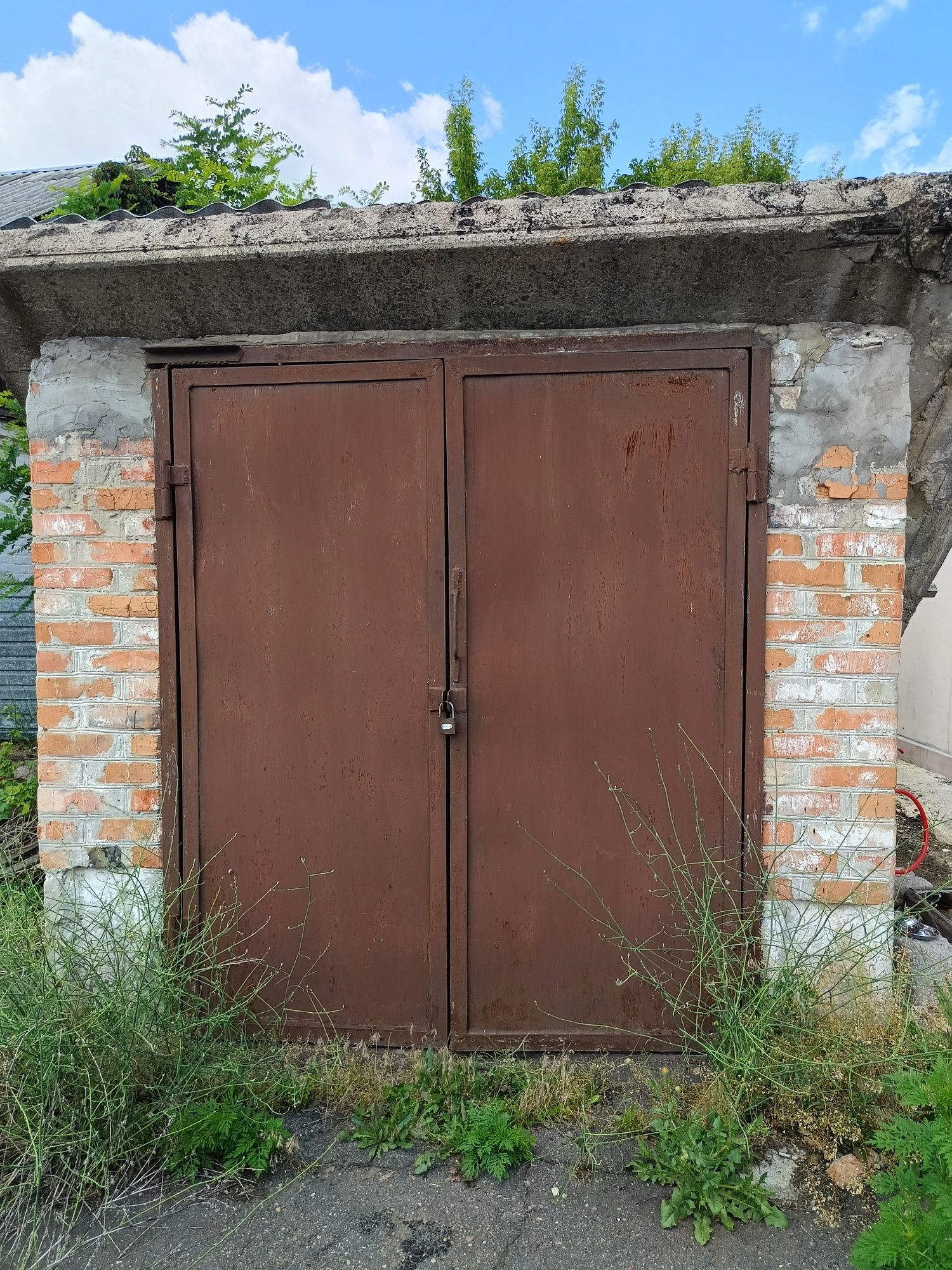 Продам бізнес базу, з житловим будинком, в місті,.