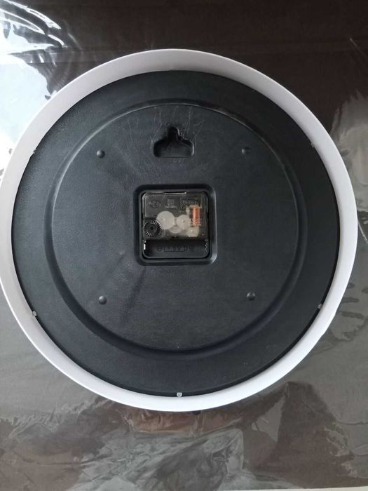 Часы кварцевые белые с оленем