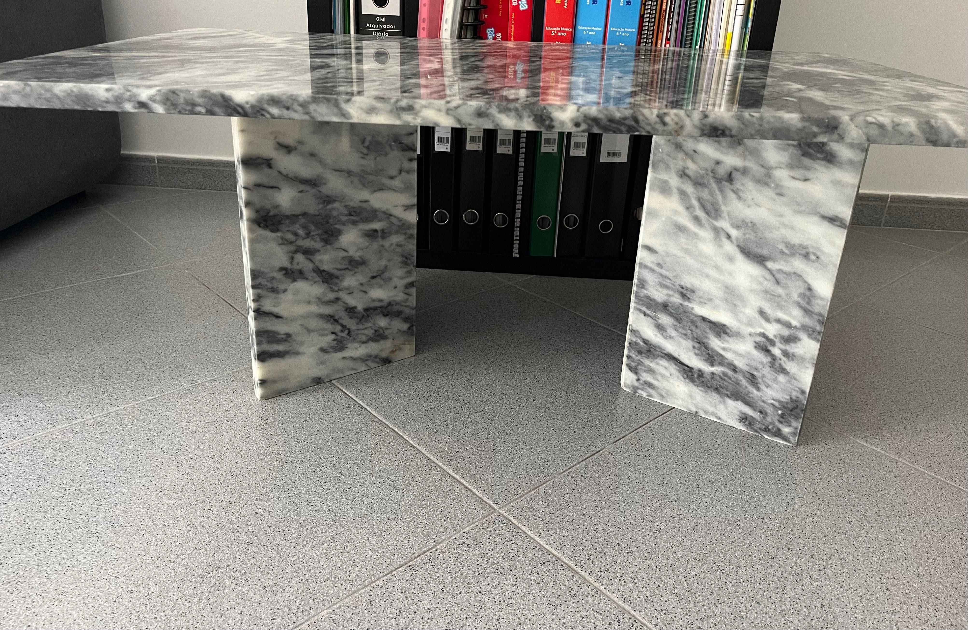 Mesa de centro em pedra