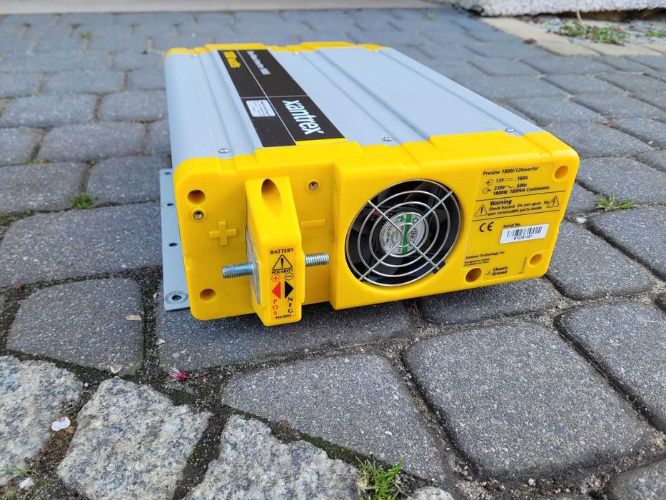 Profesjonalna przetwornica XANTREX 1800W/2900W sinus zdejmowany panel