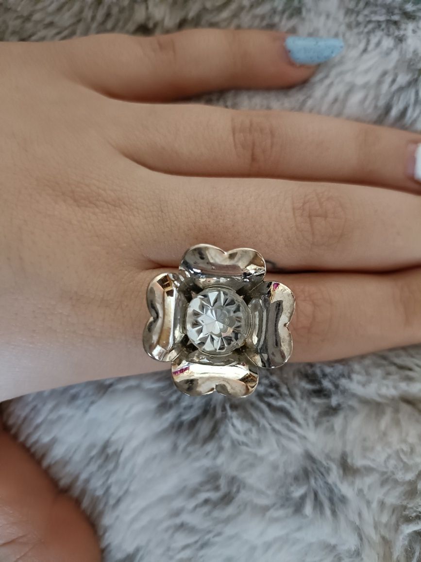 Srebrny pierścionek z dużym kwiatem z błyszczącym kamieniem