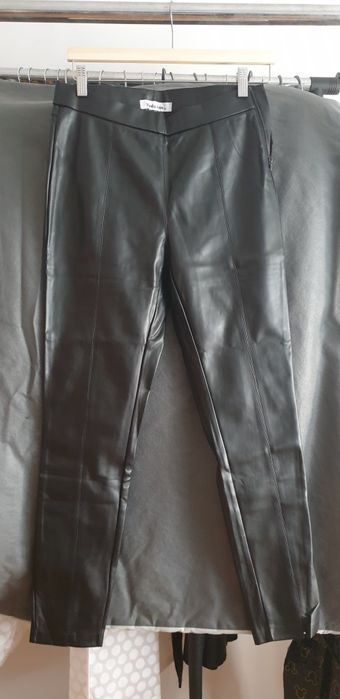 Calça ecopele preta