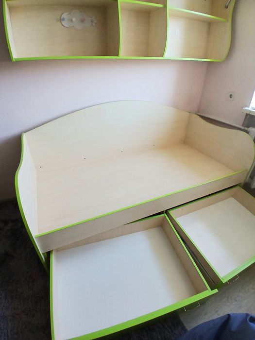 продам комплект дитячих меблів ліжко з шухлядами + тумба