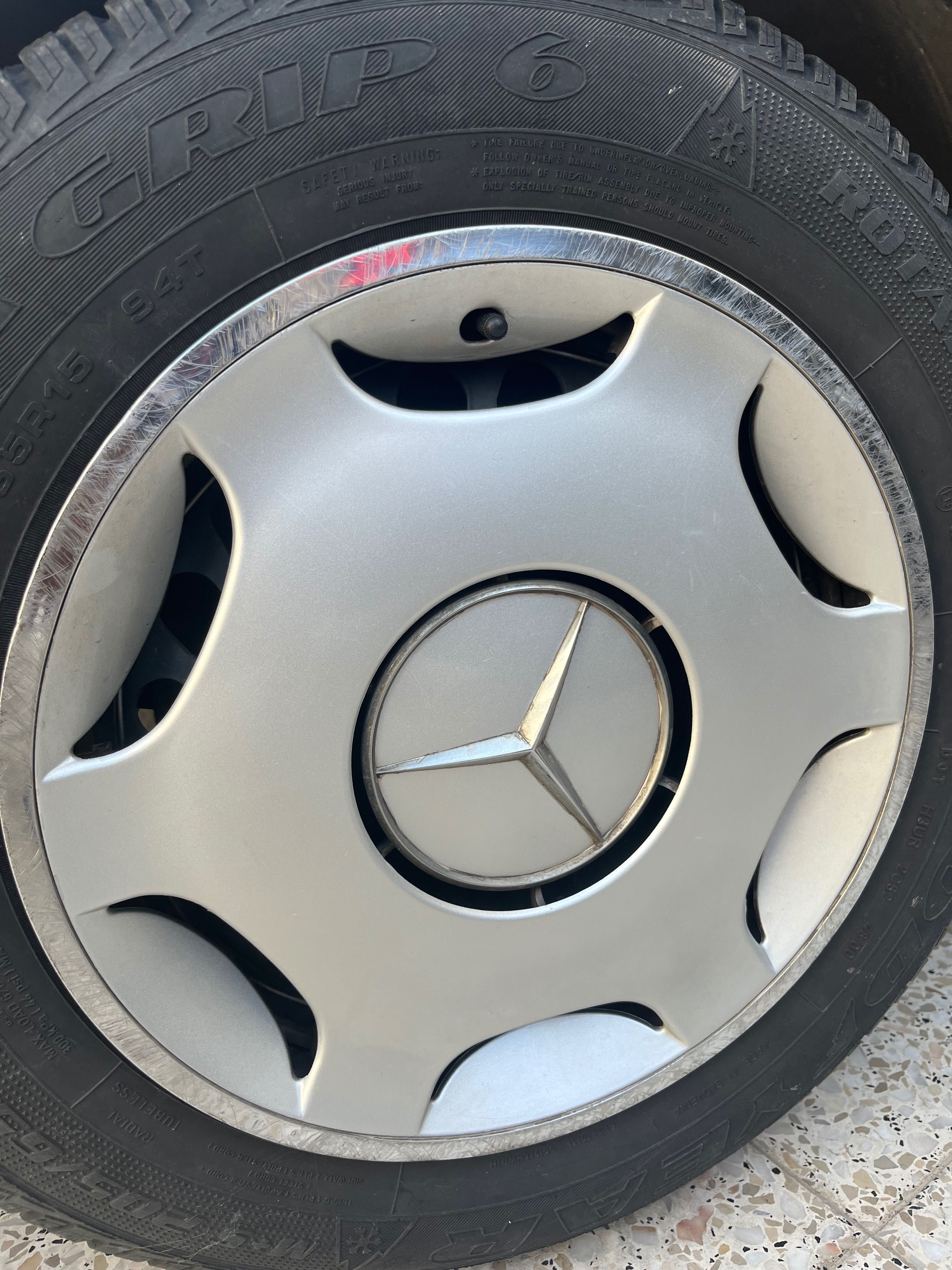Pneus com Jantes e tampões Mercedes
