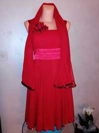 Piękna, zwiewna czerwona sukienka z szalem.