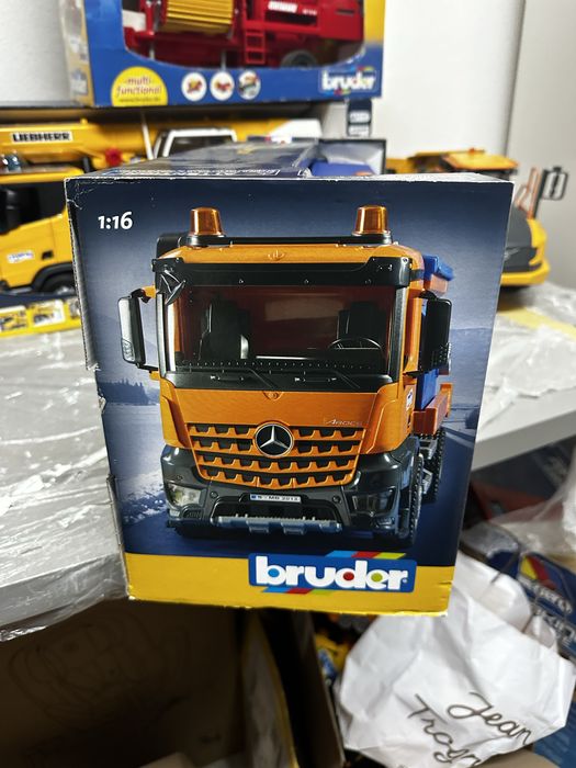 Bruder - Mercedes Arocs Limpa neves (Novo)