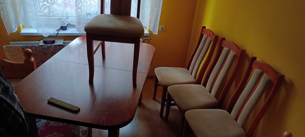 Stół drewniany i 4 krzesła.