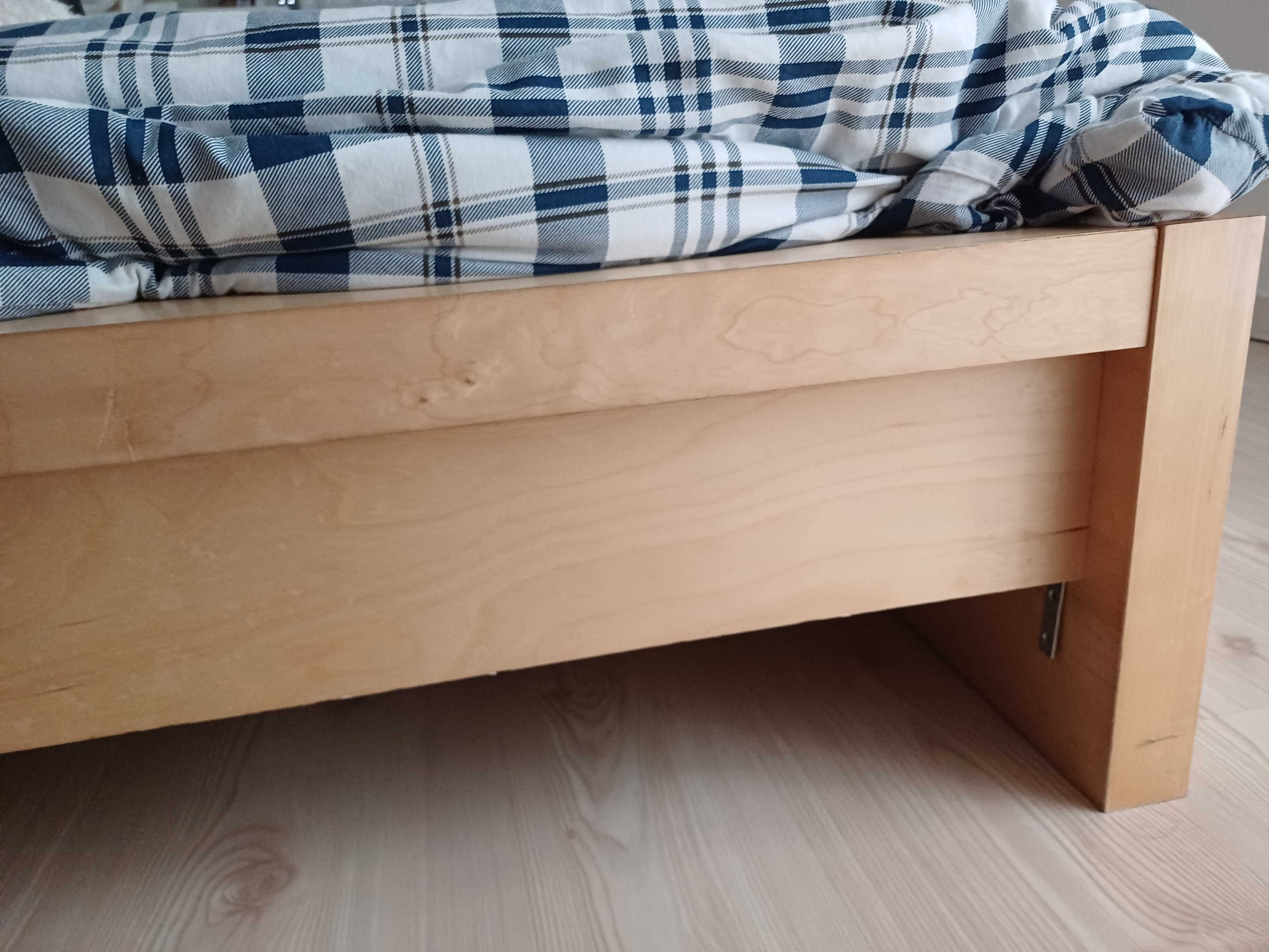 Quarto jovem com cama de casal, colchão e mesinha cabeceira