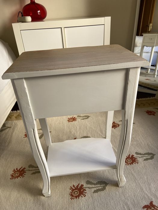 Mesa de cabeceira do Gato Preto