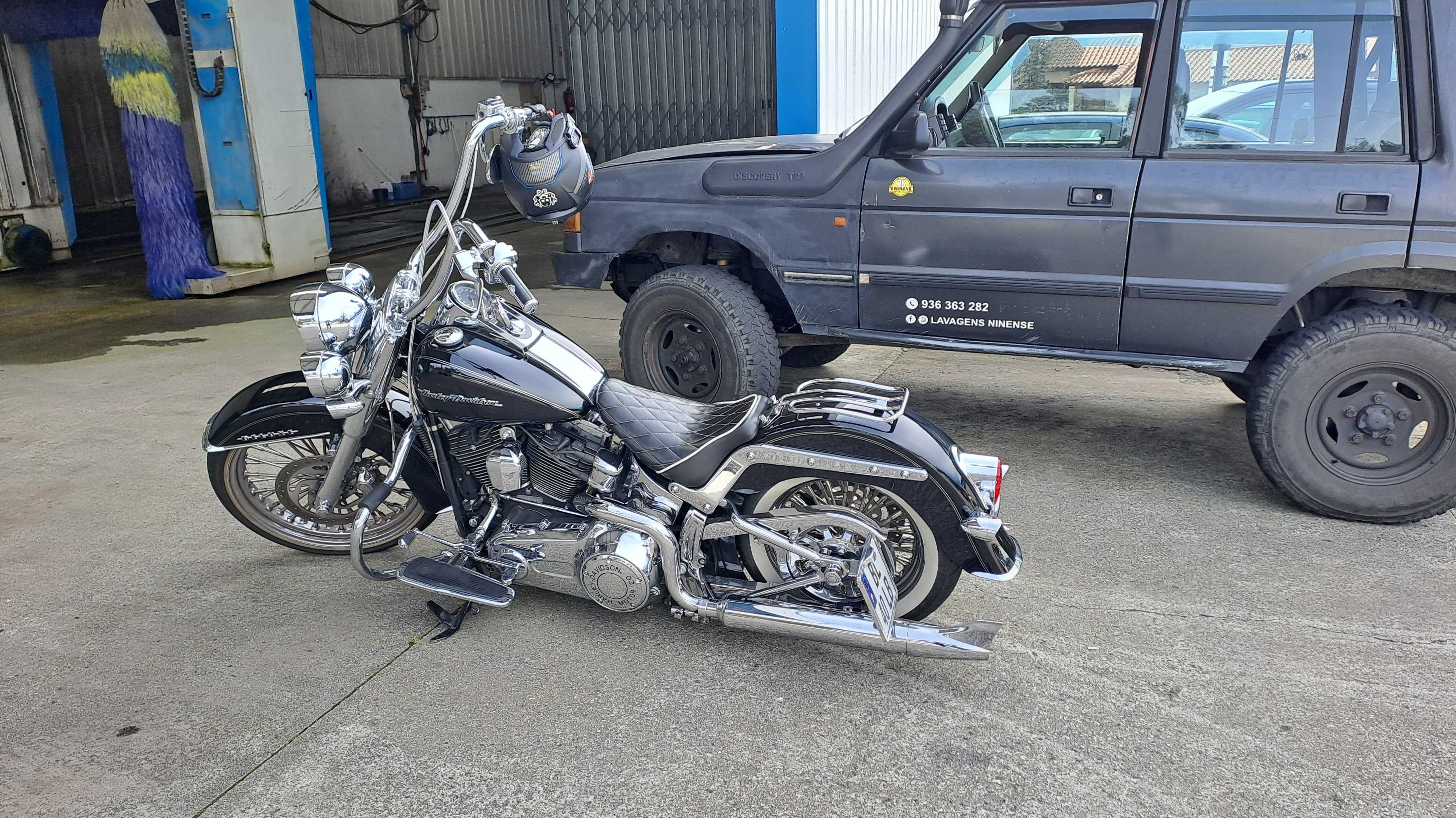 Harley Davidson Softail Deluxe estilo chicano