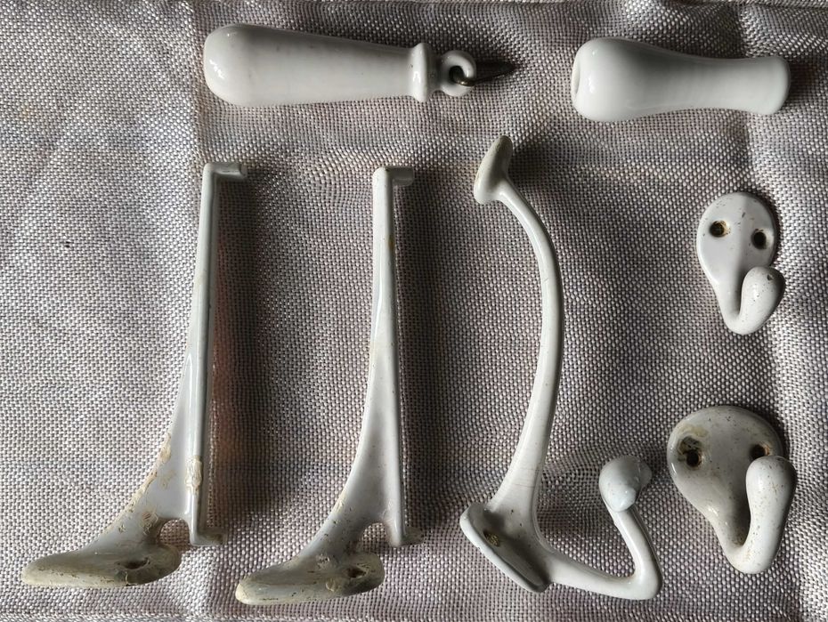 Lote de cabides esmaltados e pegas em louça muito antigo