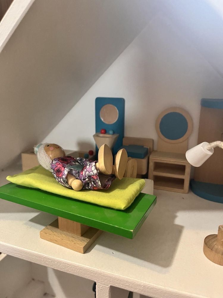 Drewniany domek dla lalek wraz z wyposazeniem