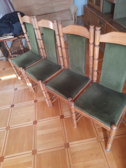 Drewniane tapicerowane krzesła