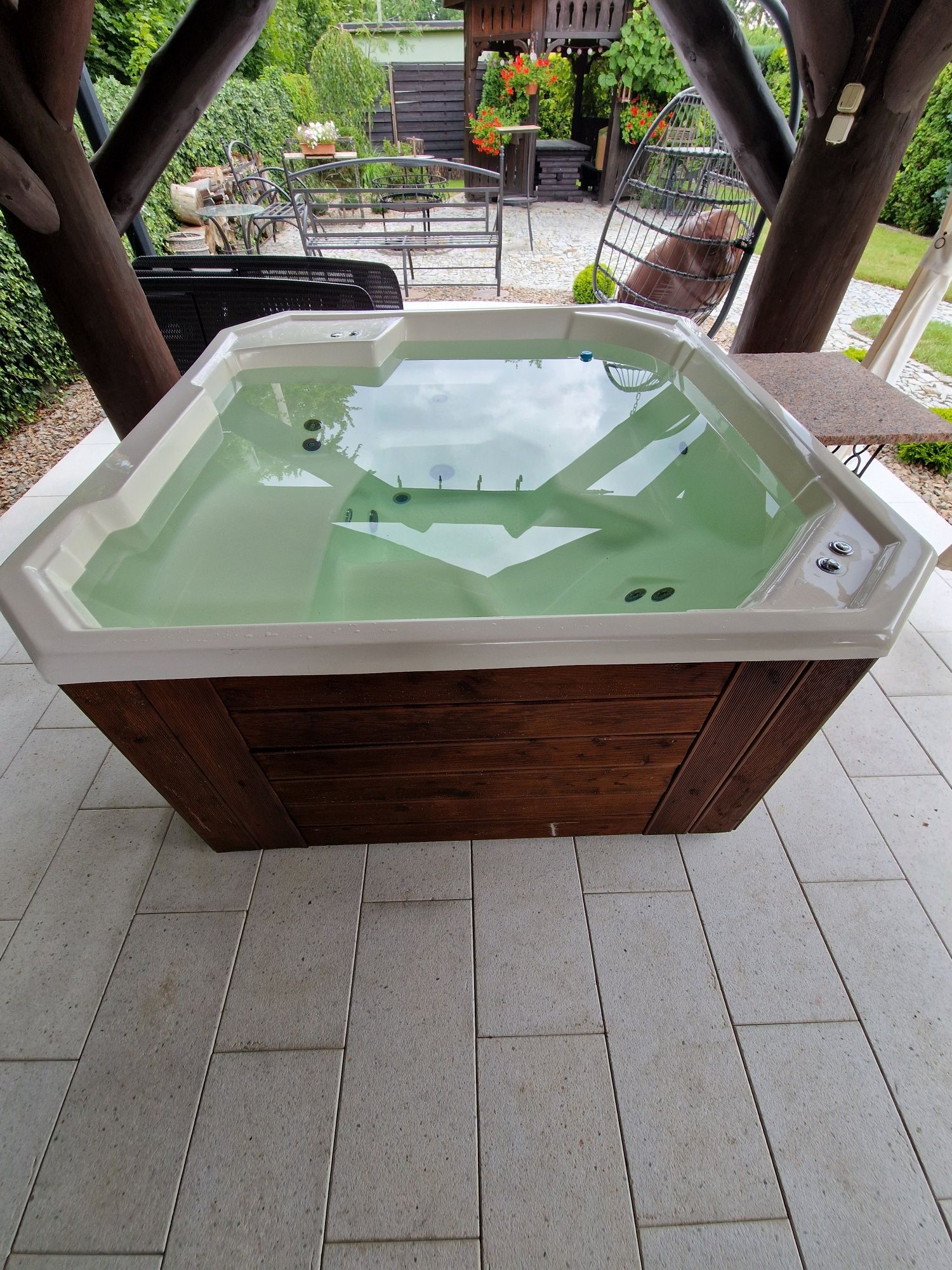 Jacuzzi ogrodowe dla 5 osob 2m X 2m