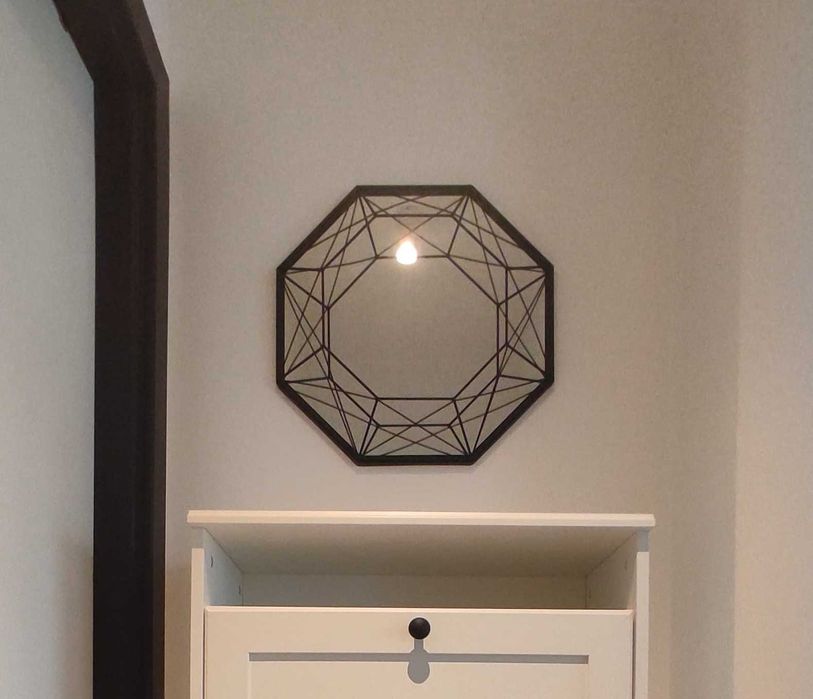 Espelho decorativo 46x46cm octógono regular c/ grades e moldura preta.