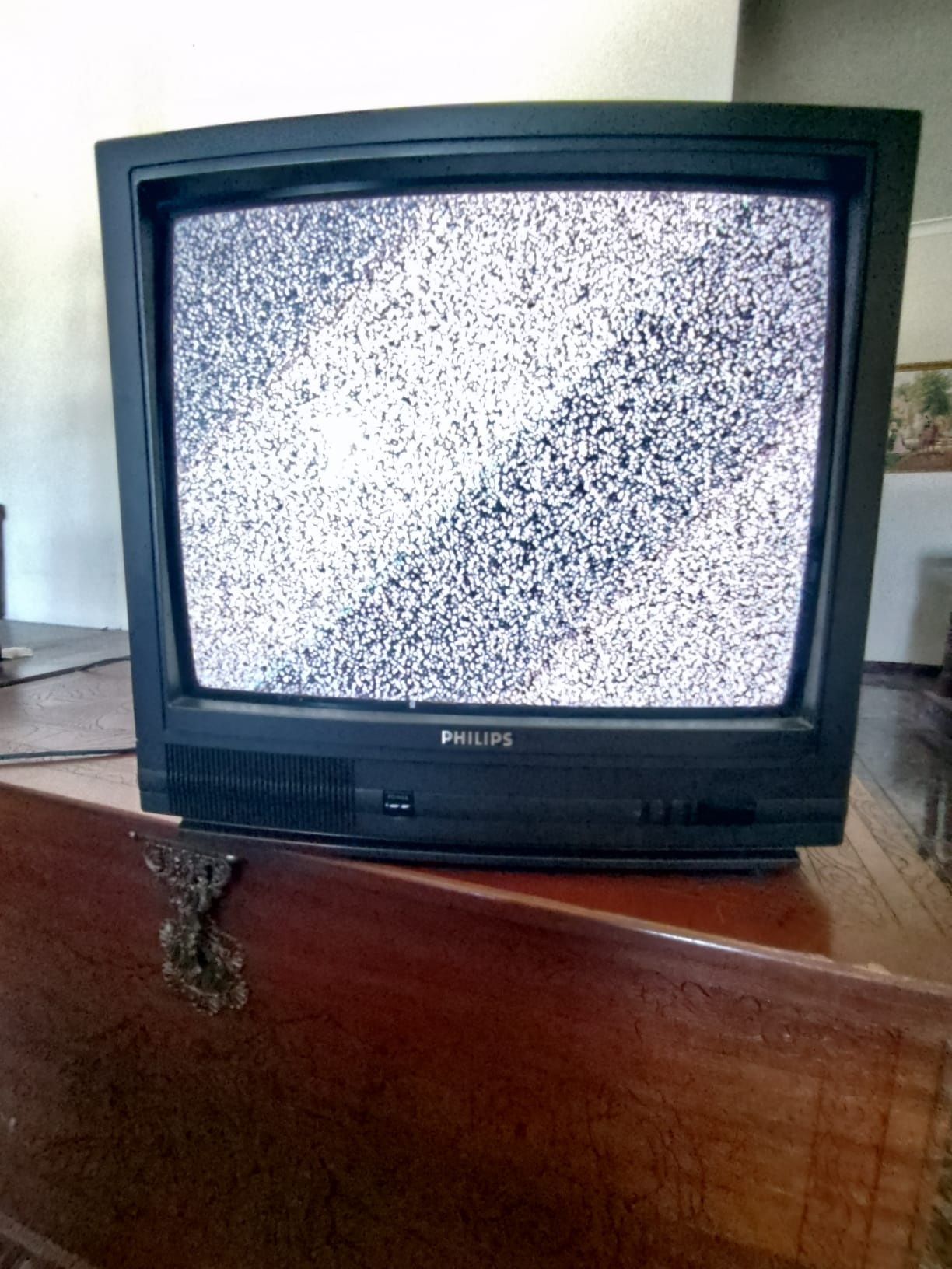 TV antiga a funcionar
