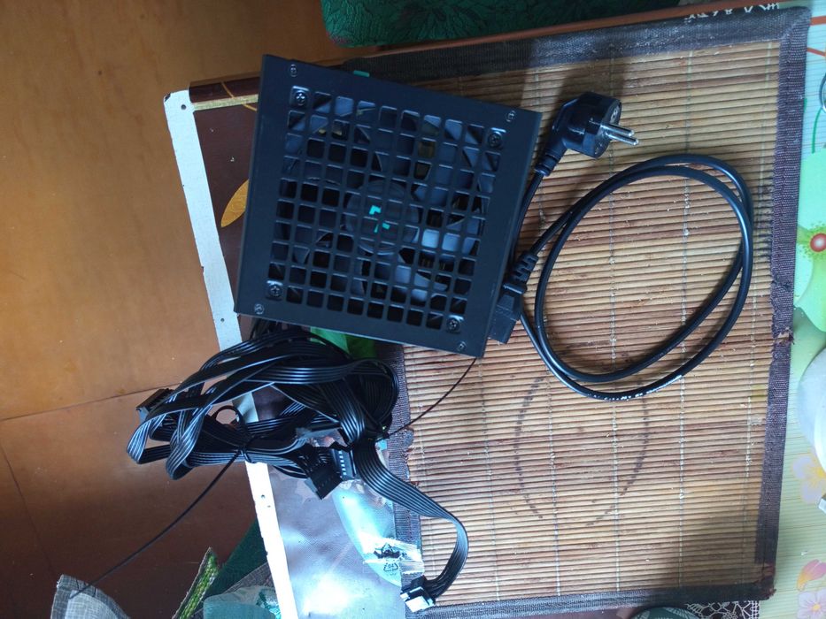 Блок питания Deepcool PF450 — полный комплект.
