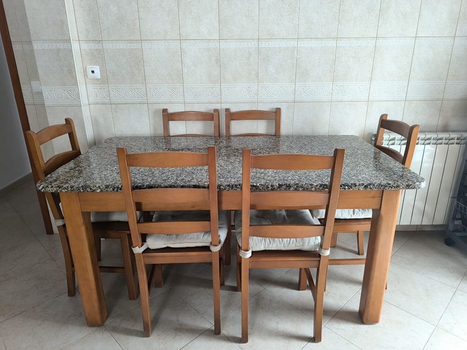 Mesa de cerejeira e granito