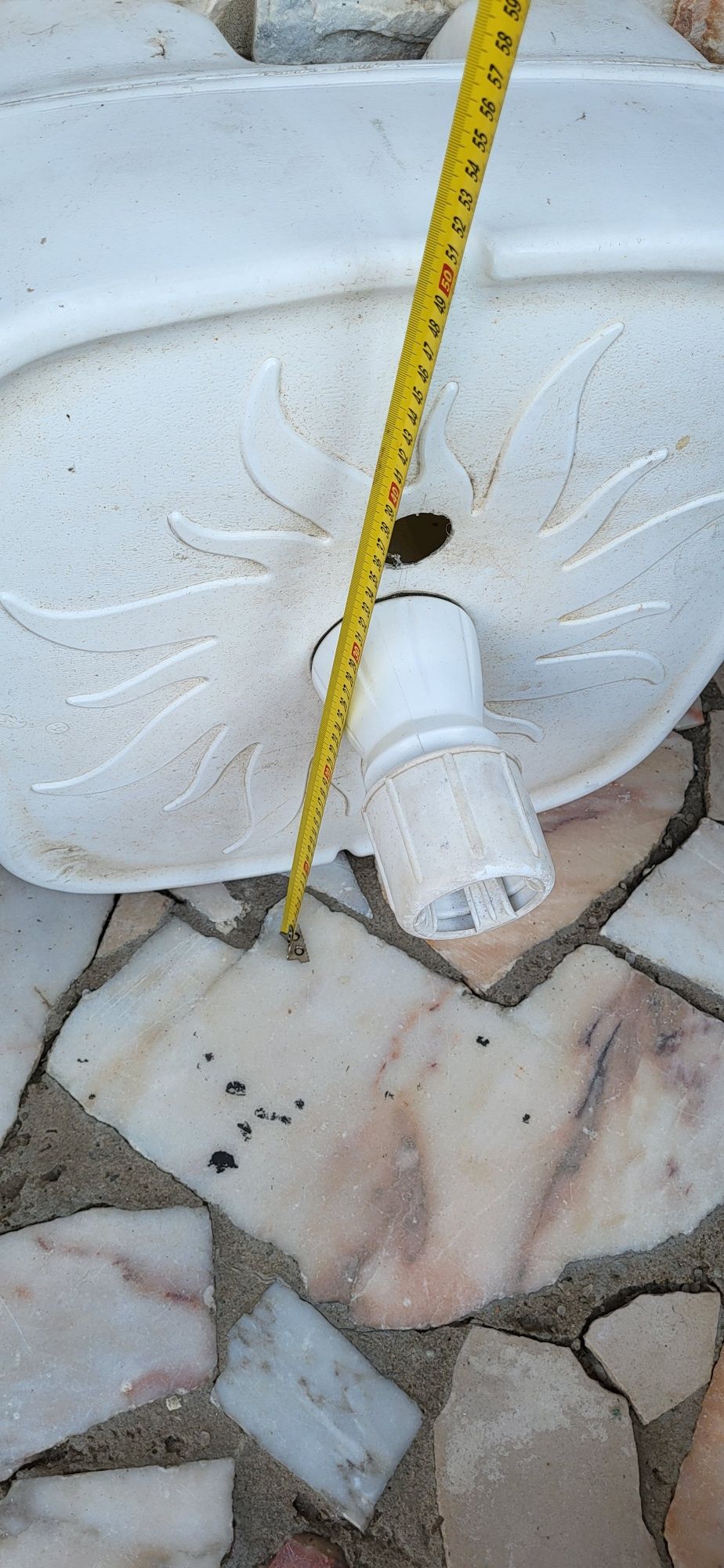 Base de chapéu de sol cheia com cimento  outra para encher com água