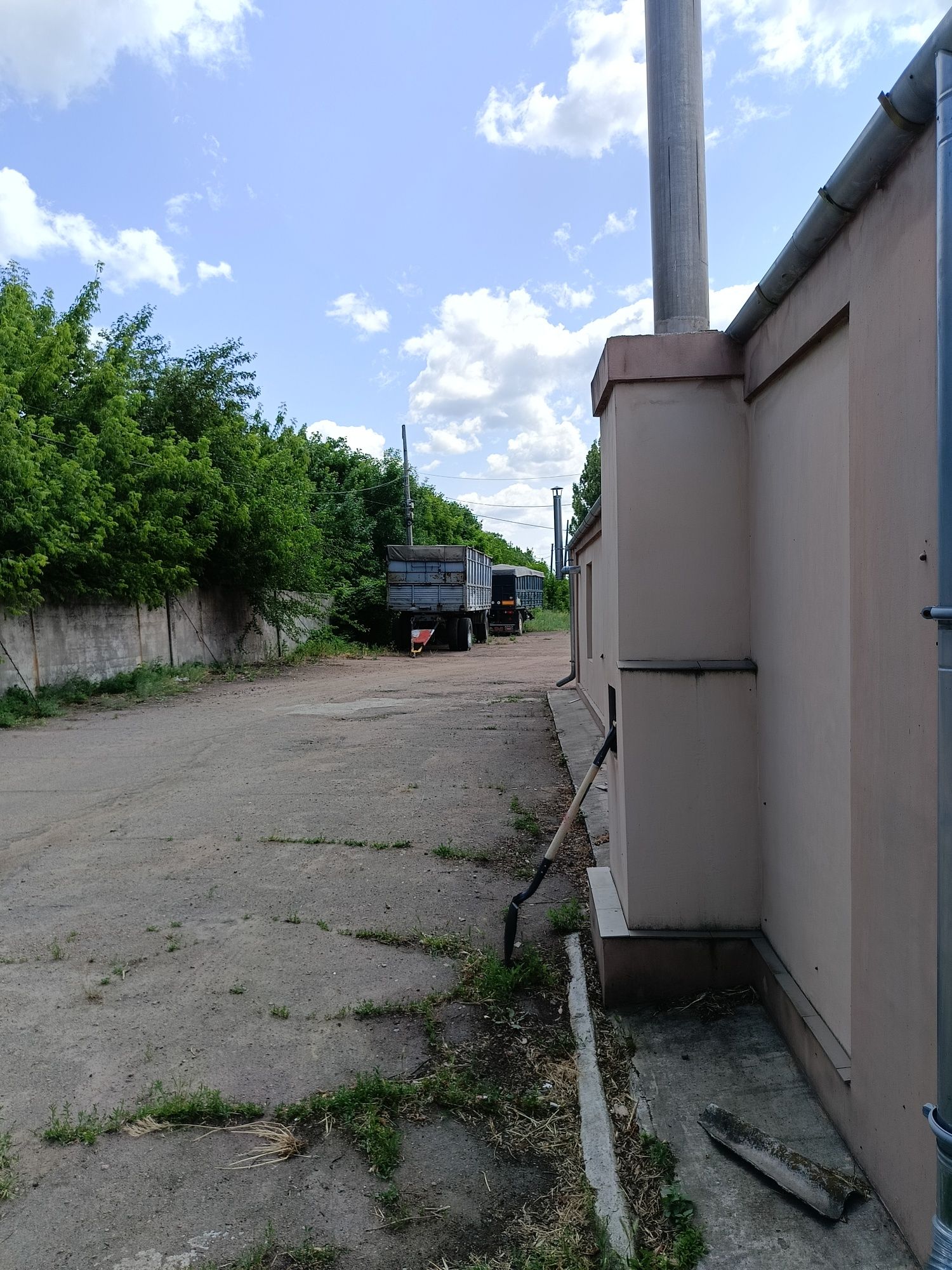 Продам бізнес базу, з житловим будинком, в місті,.