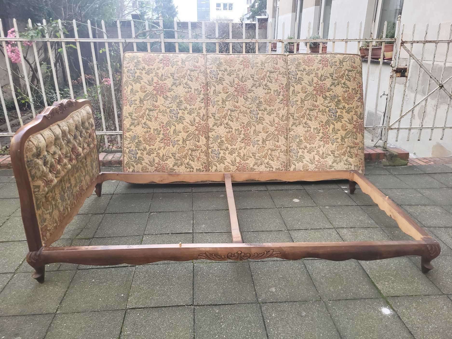 Łóżko w stylu chippendale