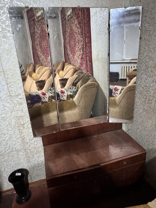 Трюмо з дзеркалом