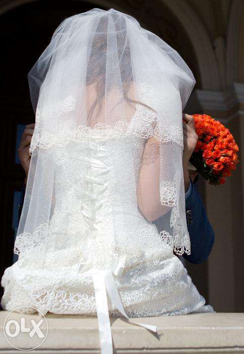 Свадебное платье айвори со шлейфом.Размер 44-46