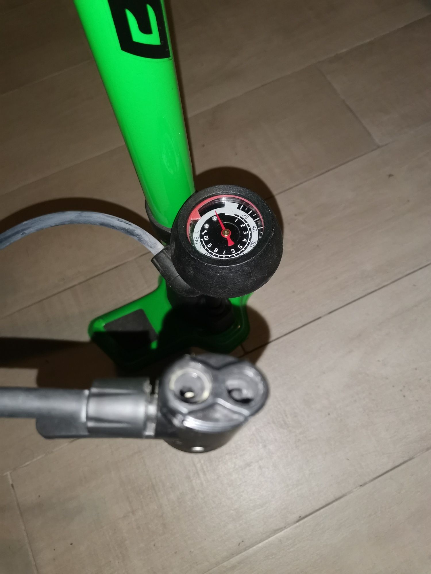 Bomba encher pneus como nova da para 2 tipos pipos