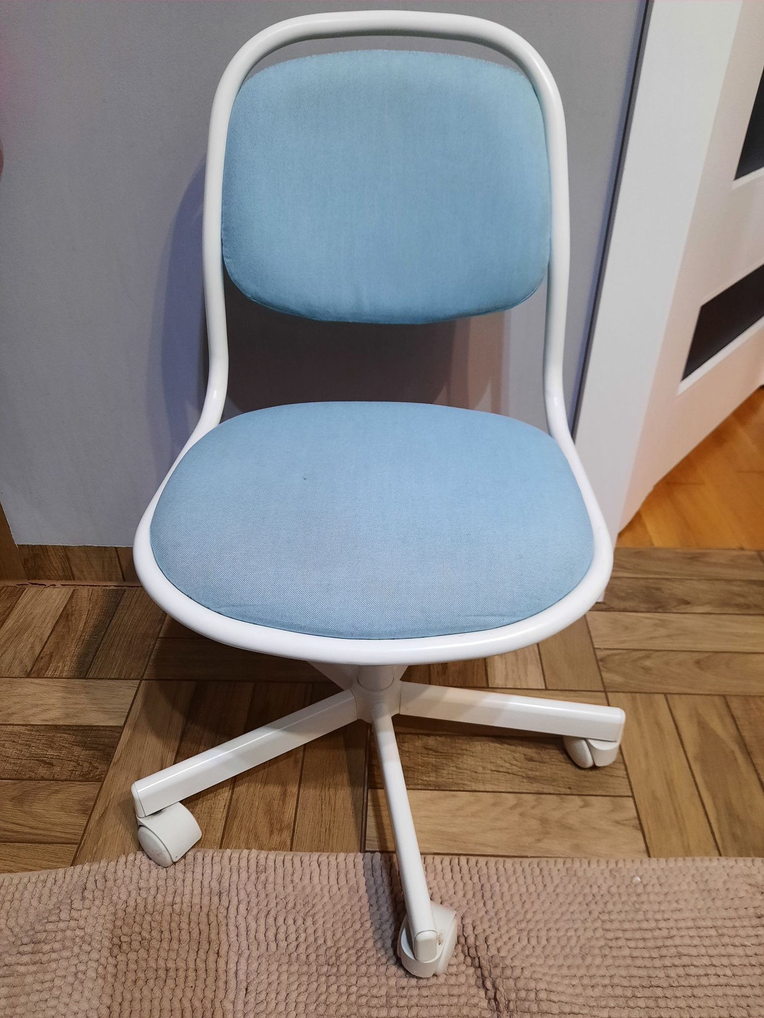 Ikea błękitne krzesło obrotowe do biurka dziecięce