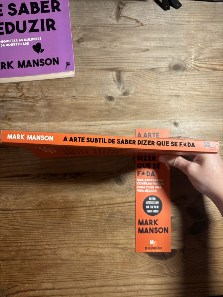 Livro " A arte subtil de saber dizer que se foda" Mark Manson