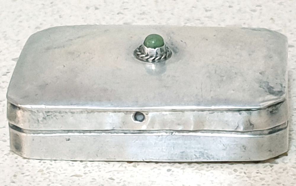 Antiga pequena caixa em prata contrastada com jade