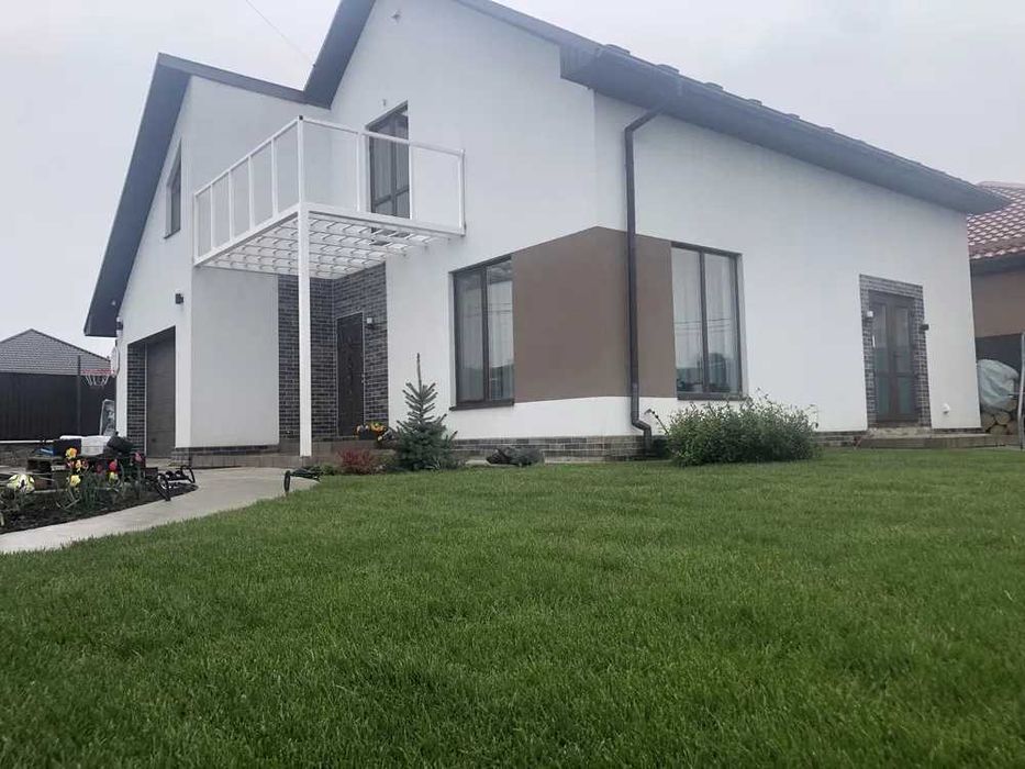 Продаж 2 поверхового будинку з балконом і ділянкою на 5 соток.