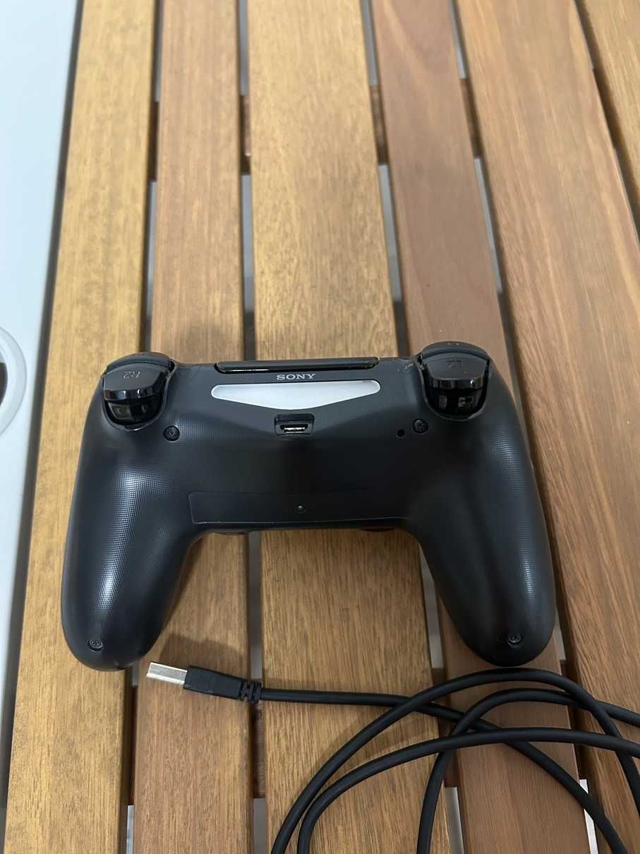 PlayStation 4 (1ª Geração) com Comando – Ótimo Estado