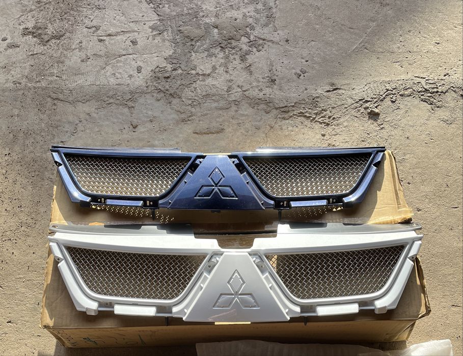 Решітка радіатора Mitsubishi Outlander XL MZ313901S1