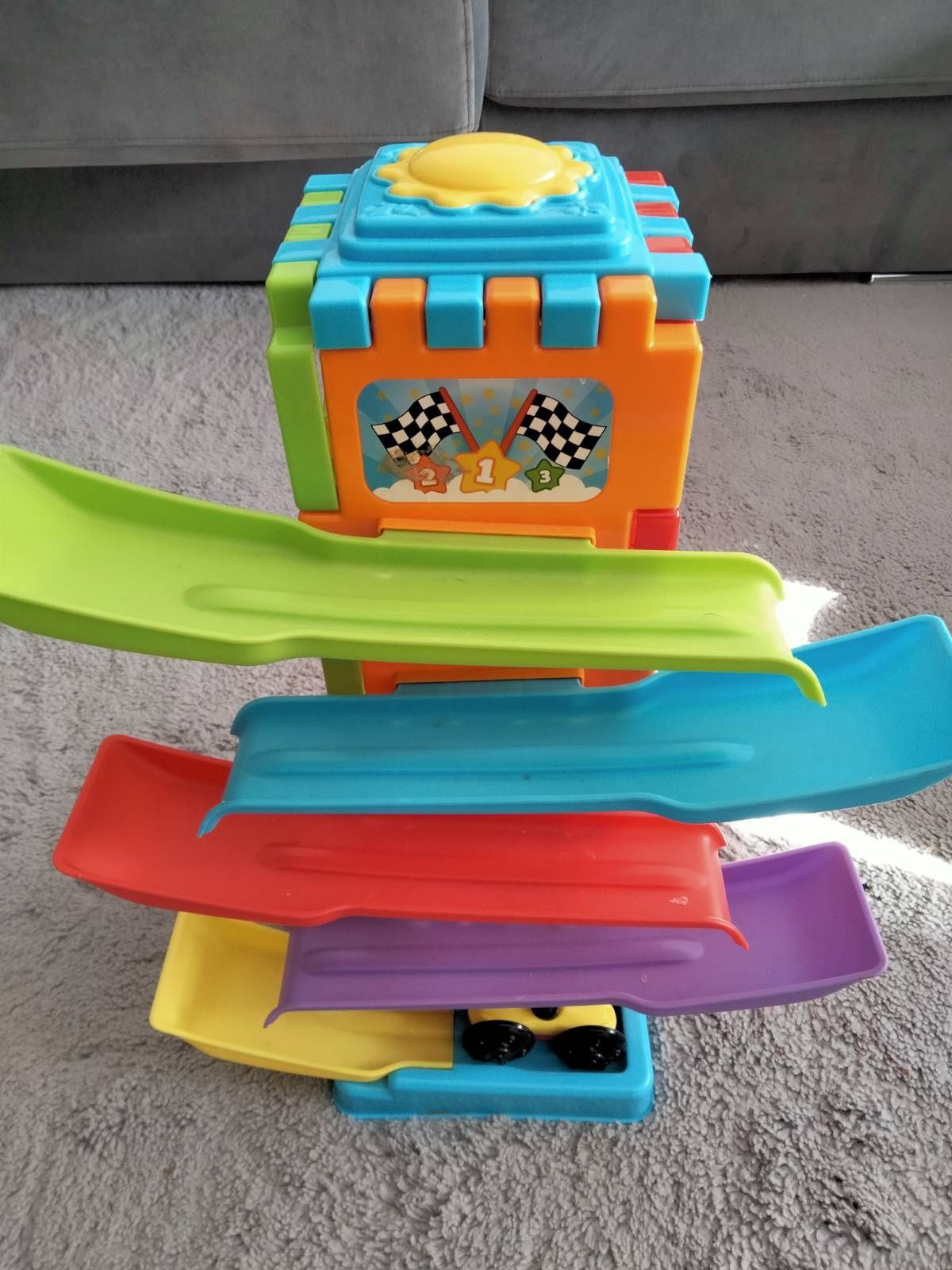 Torre de brincar com pista (1-2 anos)