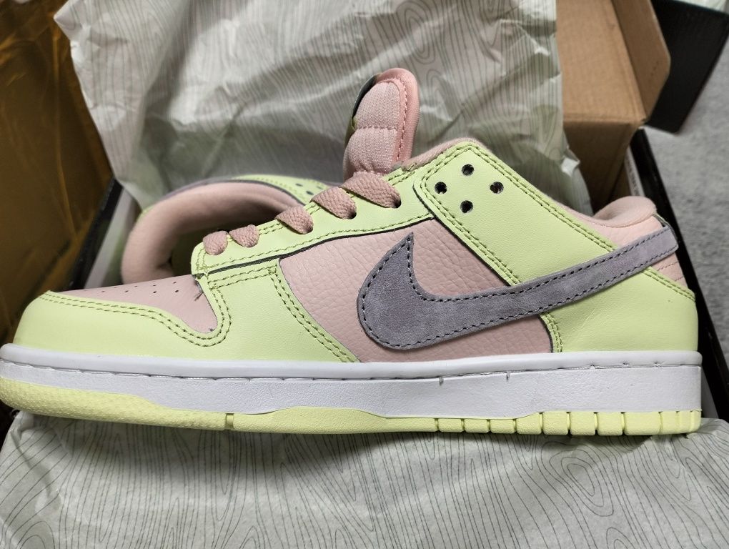 Жіночі кросівки nike sb dunk low lime peach.