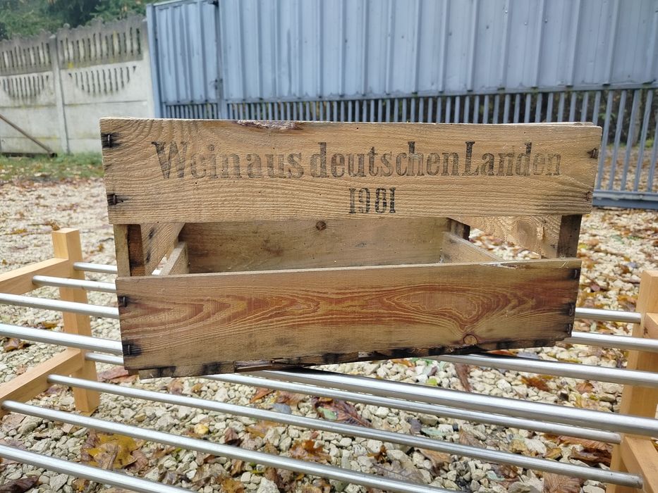 Drewniana skrzynka industrialna 1981r. ozdobna na wino stara