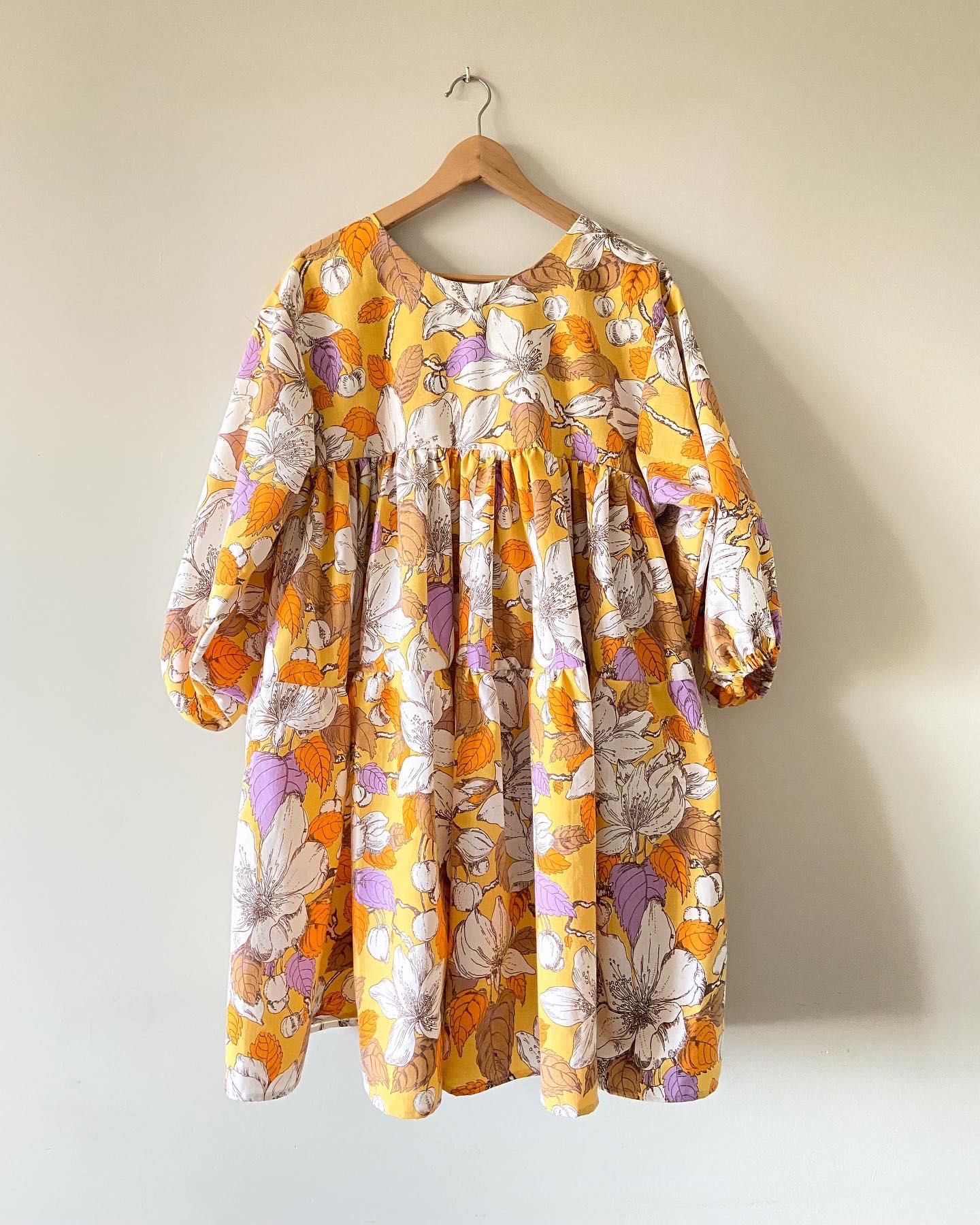 Sukienka w kwiaty z vintage tkaniny