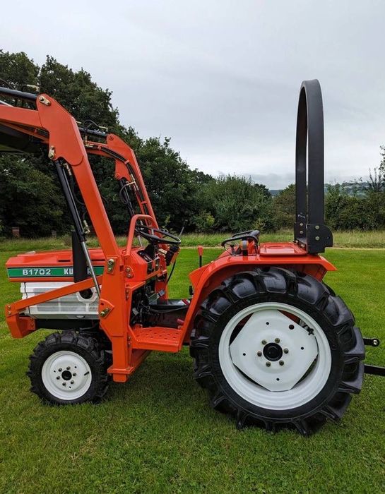 Kubota B1702  Kubota B1702 4x4 – mini traktor + ładowacz kosiarka pług zamiatarka