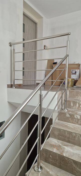 Balustrady malowane proszkowo i ze stali nierdzewnej