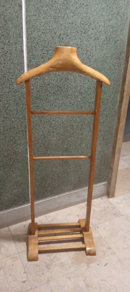 Cabide de pé em madeira, estilo Clássico.