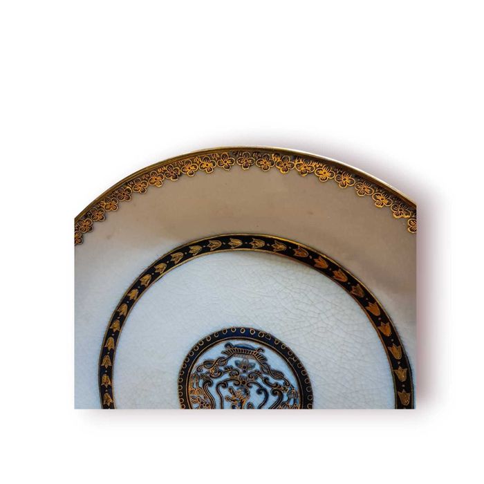 Prato Faiança Antigo – Decoração Heráldica Dourada e Azul-Cobalto