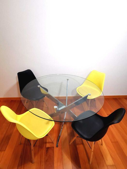 Mesa de jantar redonda + 4 cadeiras