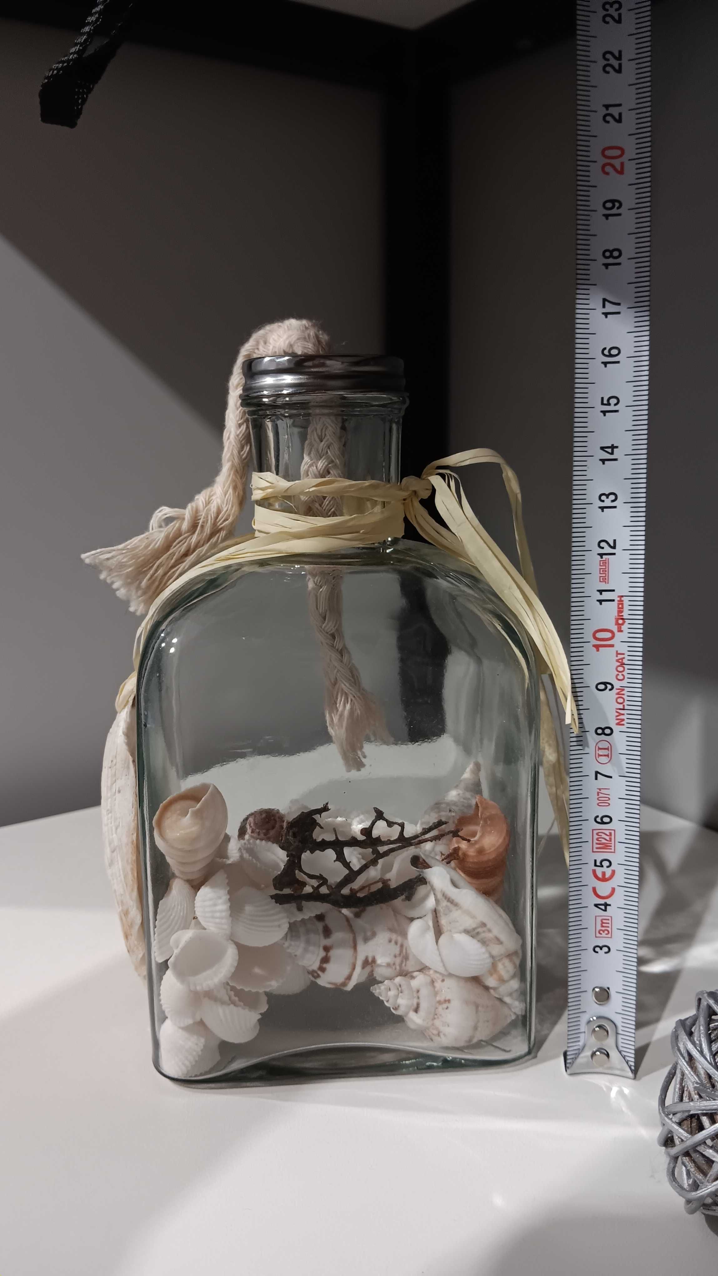 Butelka karafka z muszlami na wodę morską, piasek, dekoracja